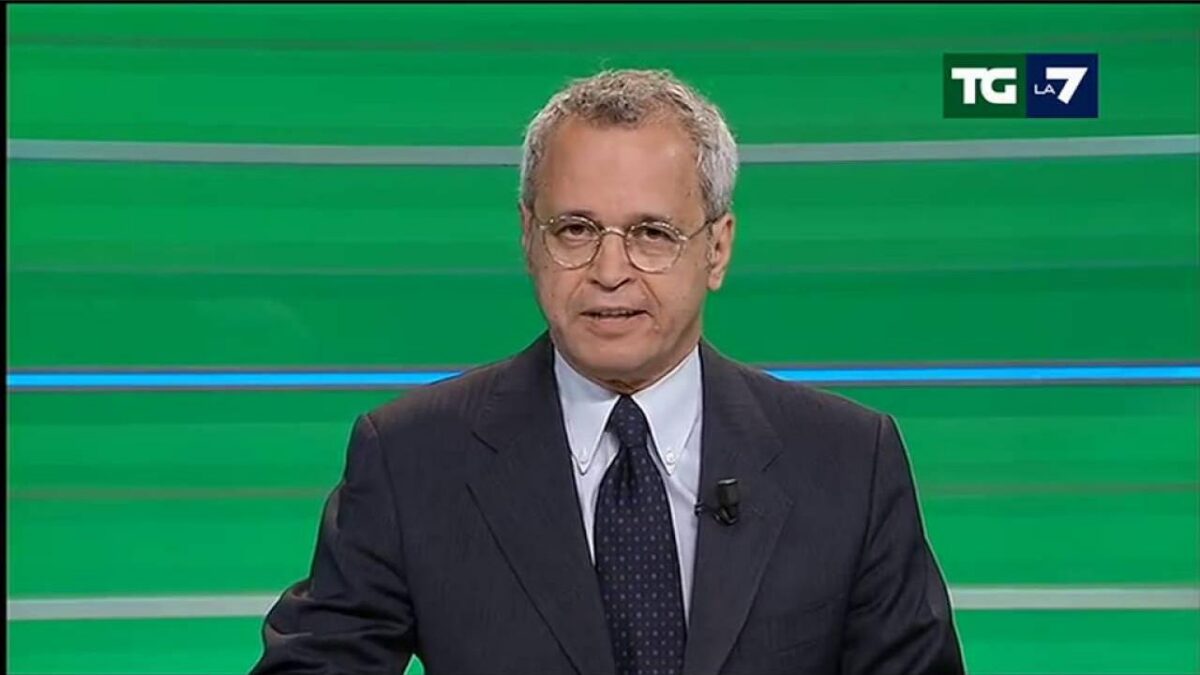 Enrico Mentana lancia un servizio durante il Tg La7 dicendo: “Gran porco” (VIDEO)
