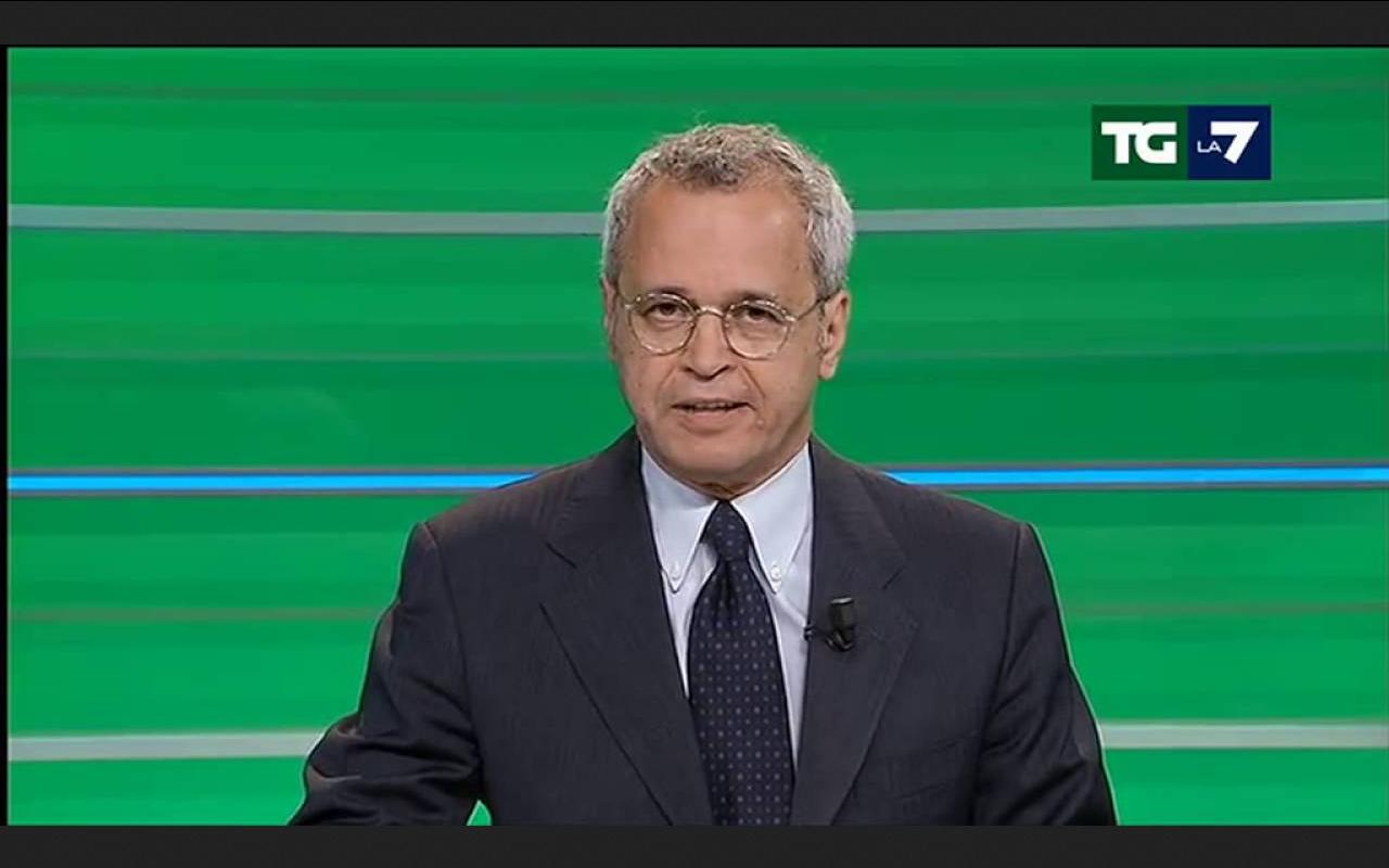 Enrico Mentana lancia un servizio durante il Tg La7 dicendo: “Gran porco” (VIDEO)