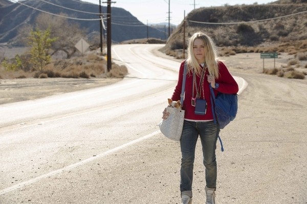 Please Stand By: trailer e poster del film con Dakota Fanning