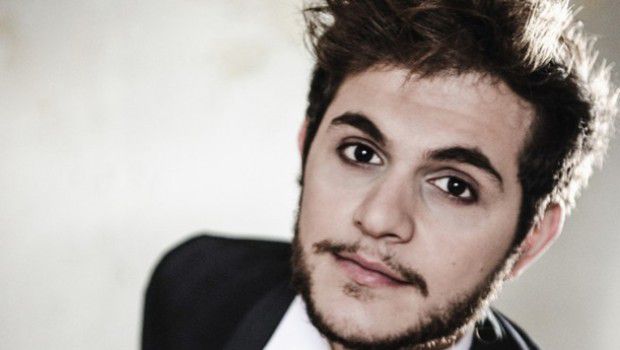 Renzo Rubino a Sanremo 2018: a Edicola Fiore la gag che scatenò le “polemiche” per il festival 2014