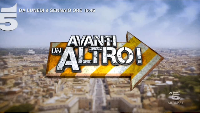 Avanti un altro, dall’8 gennaio su Canale 5: il promo in stile Narcos (Video)