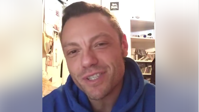 Natale 2017, Tiziano Ferro pronto per il Pigiama Xmas Karaoke: “Scegli tu la canzone”