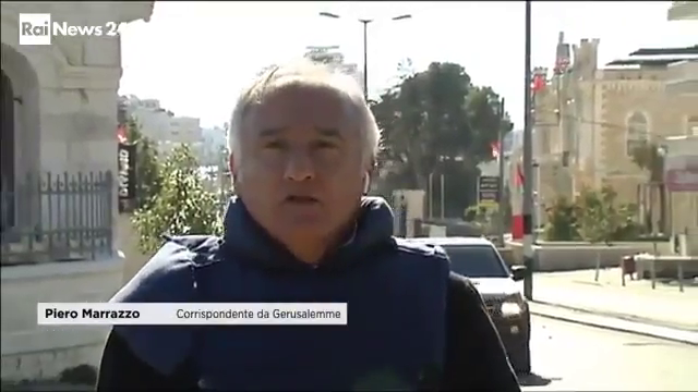 L’inviato Rai Piero Marrazzo colpito da una sassaiola durante un collegamento in diretta (VIDEO)