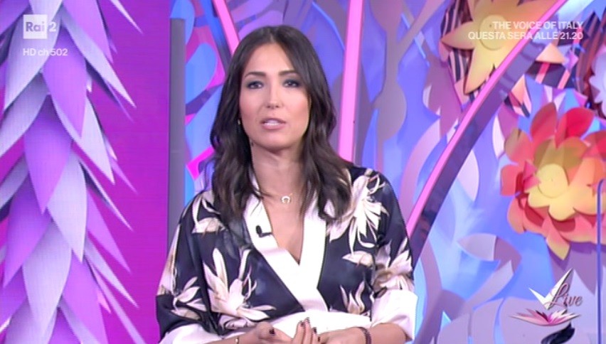 Caterina Balivo ricorda Fabrizio Frizzi: “Difficile andare in onda con il sorriso, lo metteremo per te” (video)