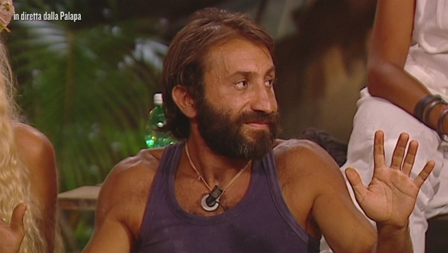 L’Isola dei Famosi: Simone Barbato eliminato va via senza salutare (video)
