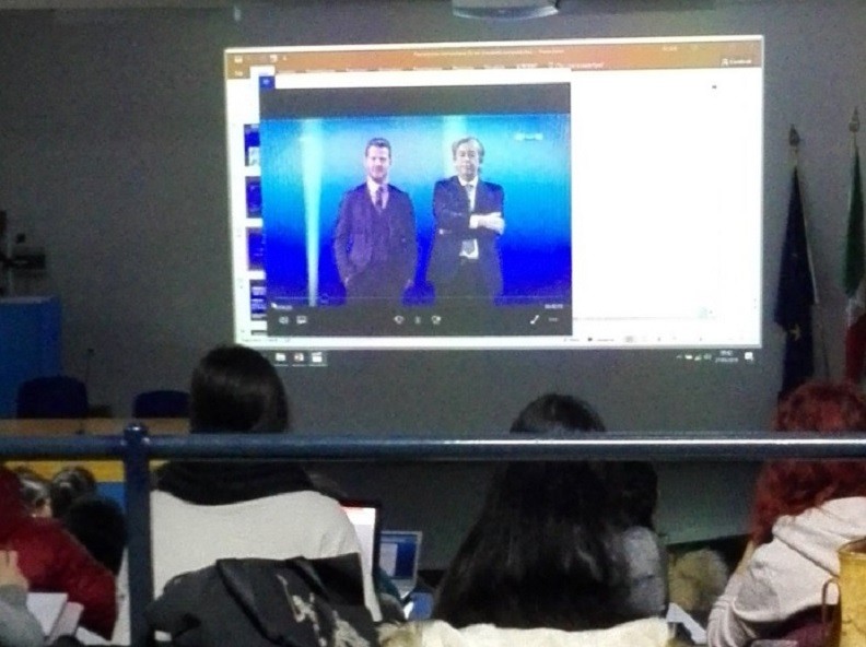 E poi c’è Cattelan, lo sketch con Roberto Burioni finisce all’Università