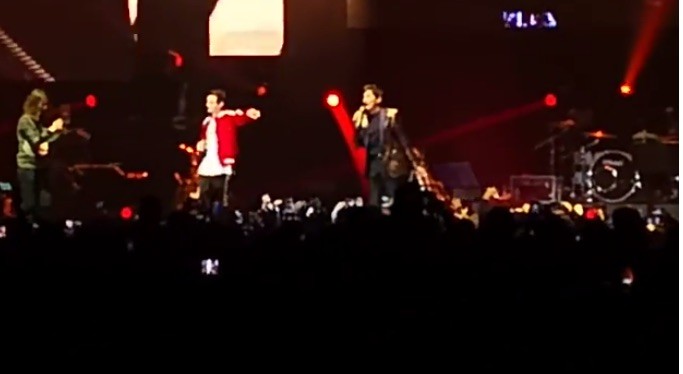 Gianni Morandi canta Volare al Forum di Assago con Fabio Rovazzi | VIDEO
