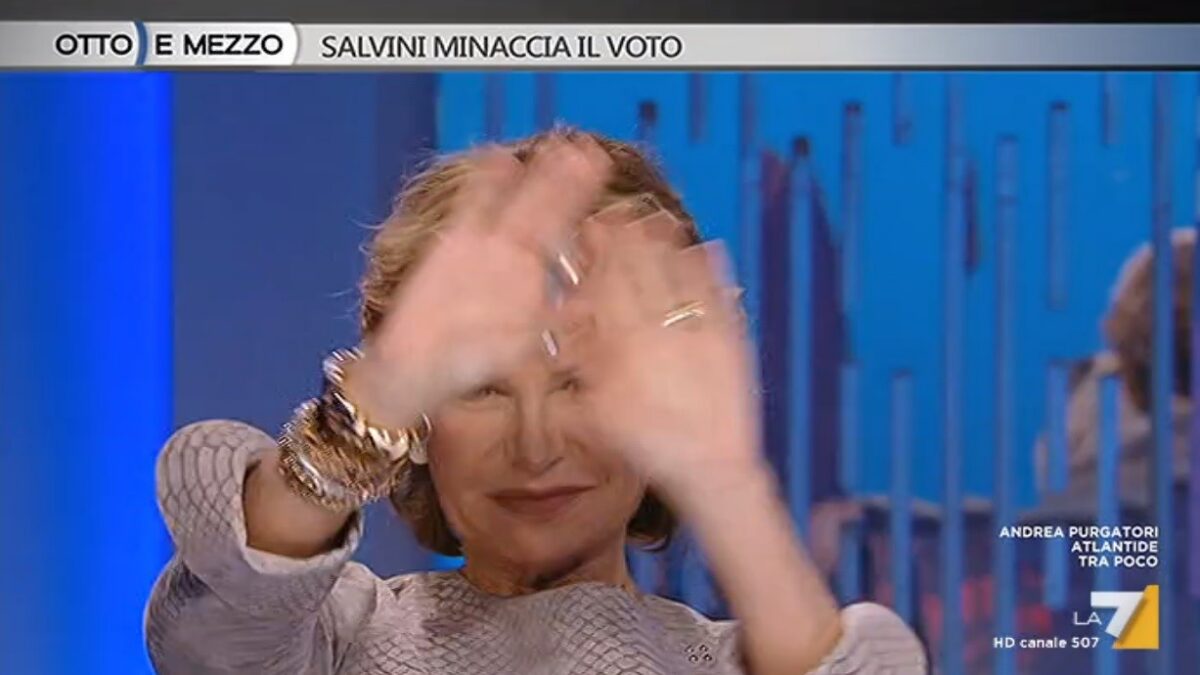 Otto e mezzo, Lilli Gruber tradita dalla tosse. La conduttrice non riesce a salutare (Video)