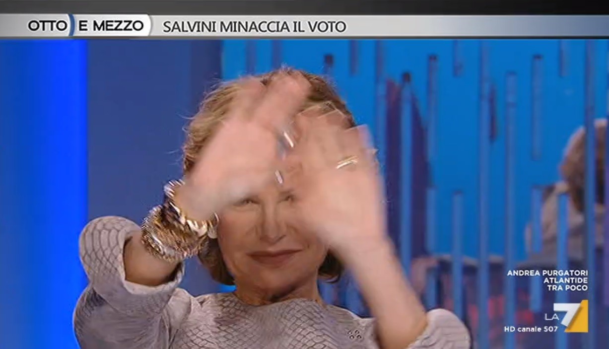 Otto e mezzo, Lilli Gruber tradita dalla tosse. La conduttrice non riesce a salutare (Video)
