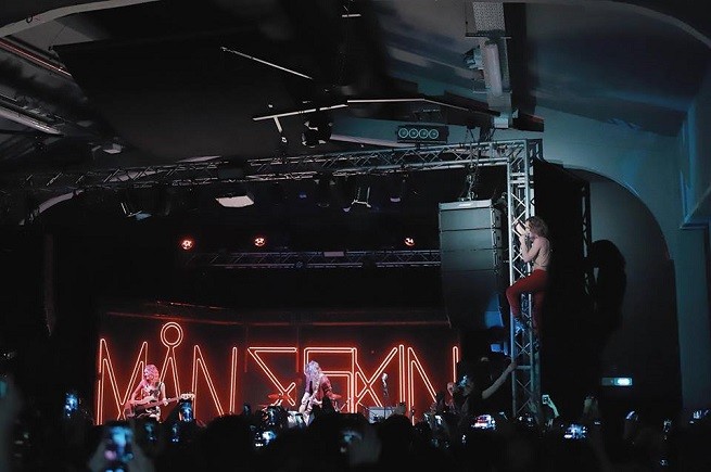 Maneskin presentano Morirò da re in concerto a Milano (video)