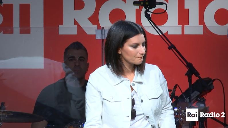 Fabrizio Frizzi è morto – L’omaggio di Laura Pausini: “La notizia mi ha devastato. Carlotta e Stella, vi mando un bacio molto grande” [video]