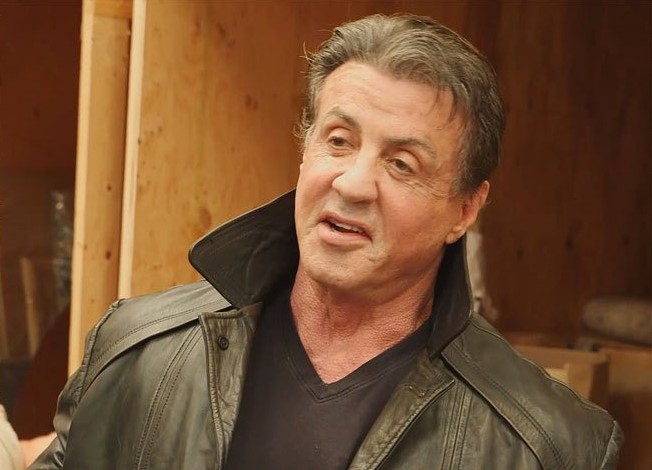 Sylvester Stallone mostra la sua collezione privata di cimeli cinematografici (video)
