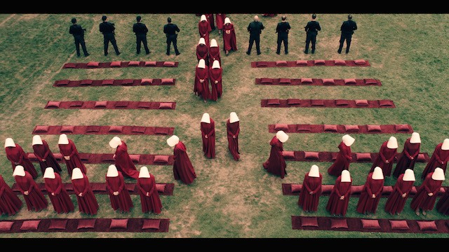 The Handmaid’s Tale i temi della seconda stagione, dalle colonie alla maternità. (Video)