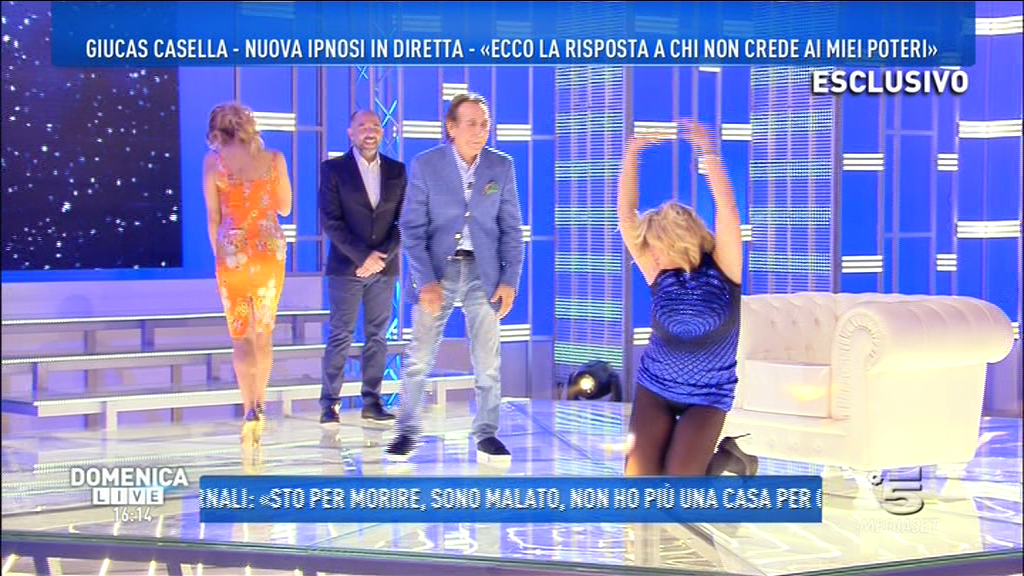Domenica Live, Giucas Casella ipnotizza Nadia Rinaldi (video)