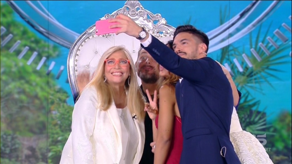 Isola dei Famosi 2018: Pietro Tartaglione chiede a Rosa Perrotta di sposarlo (video)