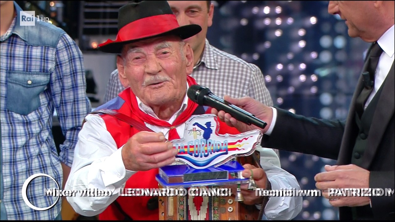 La Corrida di Rai 1 salvata dal 92enne Liberatore: Conti gioca a far Corrado, Pirazzoli non pervenuto