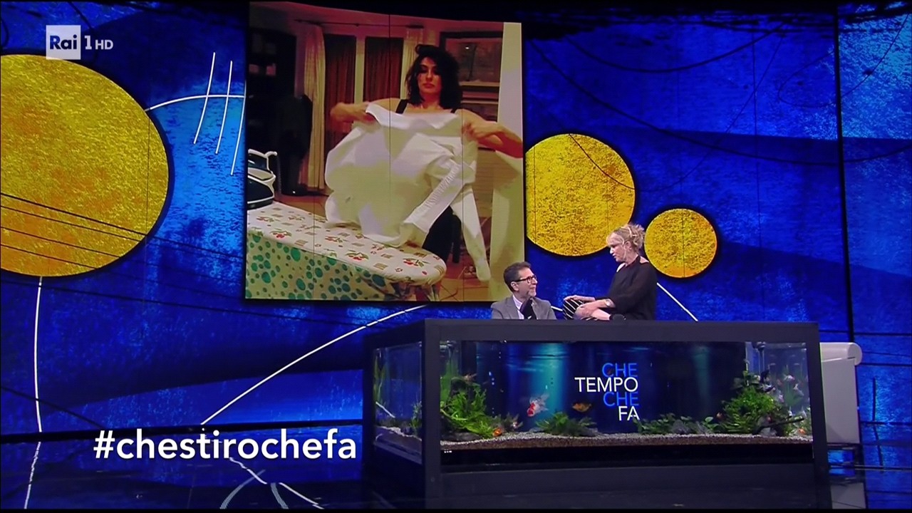 Luciana Littizzetto critica la Isoardi che stira: e parte l’hashtag #CheStiroCheFa