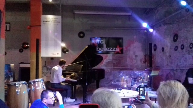 Lorenzo Fragola canta Amsterdam