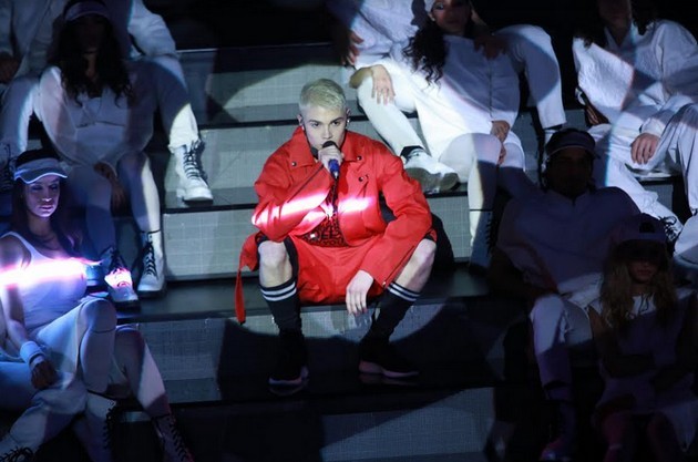 Amici 17, la produzione: “Massima solidarietà a Heather Parisi per gli attacchi sui social da sedicenti fans di Biondo”