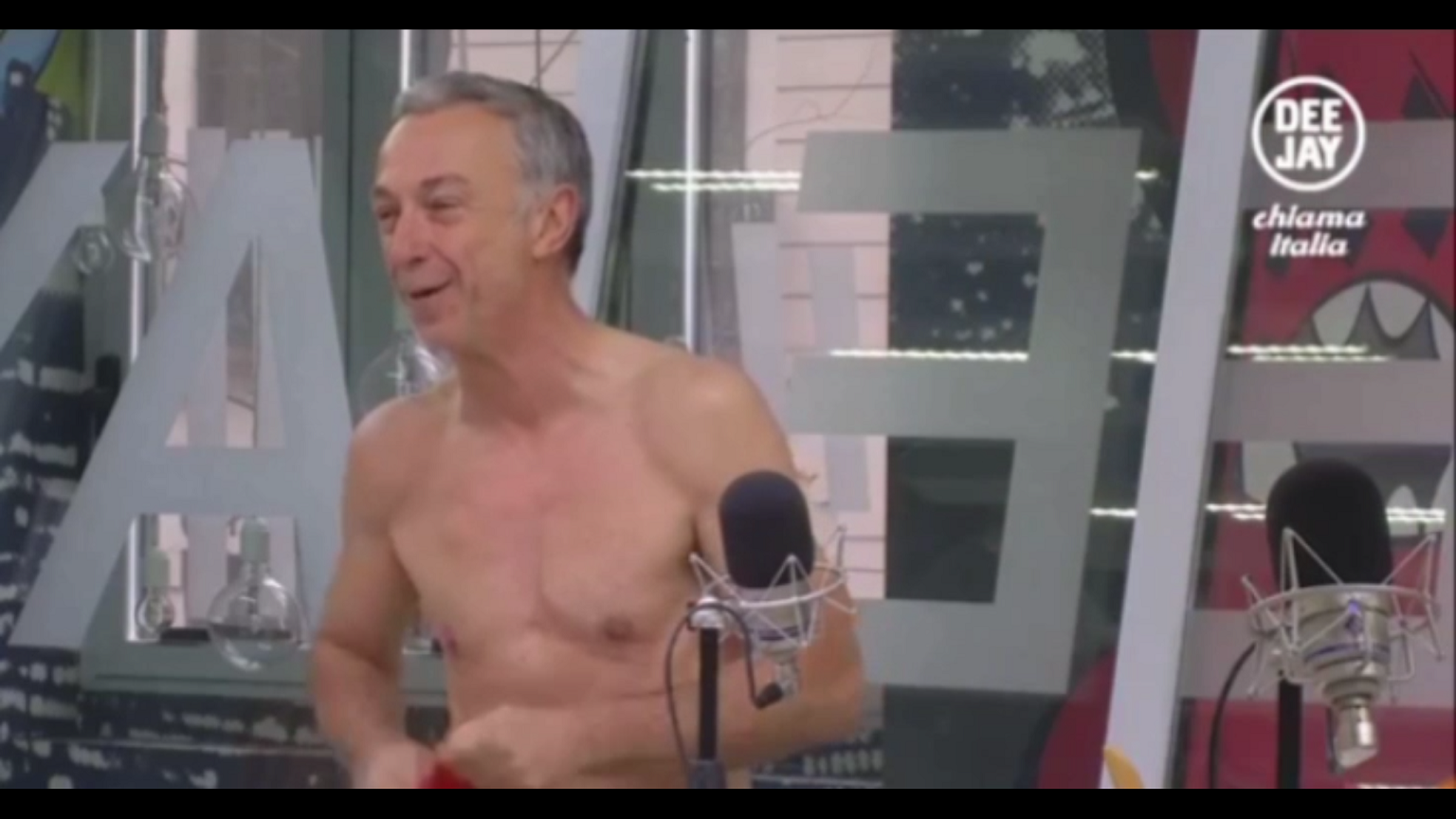 Linus si spoglia a Deejay chiama Italia (video)