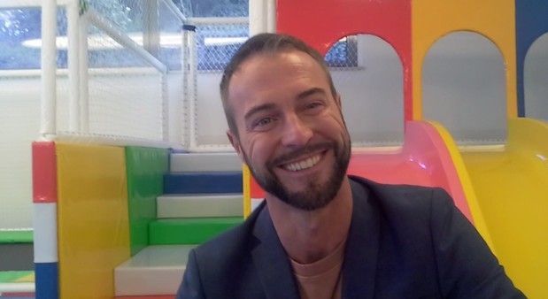 4 Mamme, Flavio Montrucchio a TvBlog: “Sarò un infiltrato in mezzo alle mamme e ai papà. Georgia Luzi? Raramente, mi sono trovato così bene” (Video)
