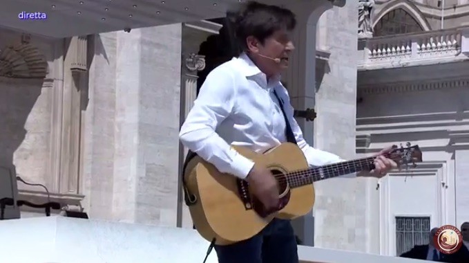 Gianni Morandi e Francesco Guccini in pellegrinaggio in Vaticano da Papa Francesco (VIDEO)
