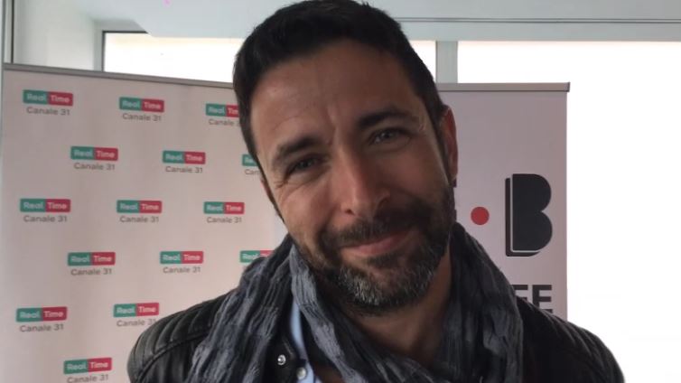 Hello Goodbye, Pablo Trincia a Blogo: “Un programma che ricrea l’intimità di una persona in un contesto opposto, unisce la narrazione all’emozione”