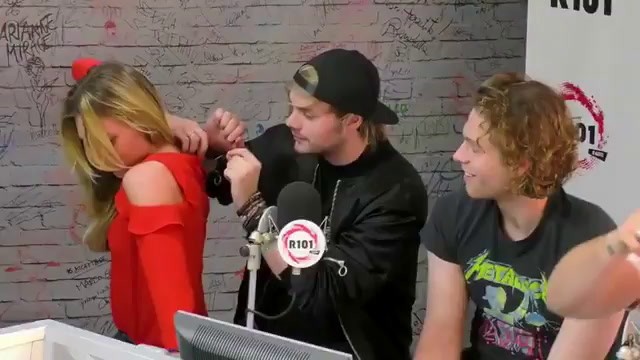 Lucilla Agosti si spoglia 5SOS