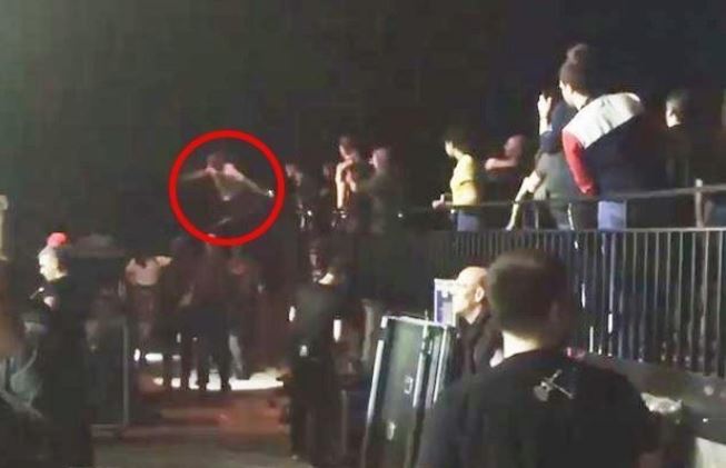 Lana Del Rey, un uomo salta sulla cantante mentre lei sta lasciando il concerto [video]
