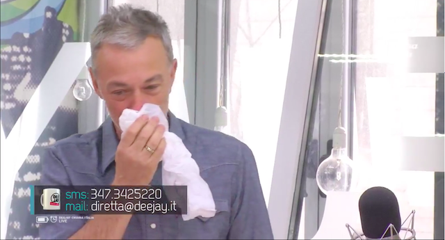Deejay Chiama Italia, a Linus scende il sangue dal naso a pochi attimi dalla diretta (Video)
