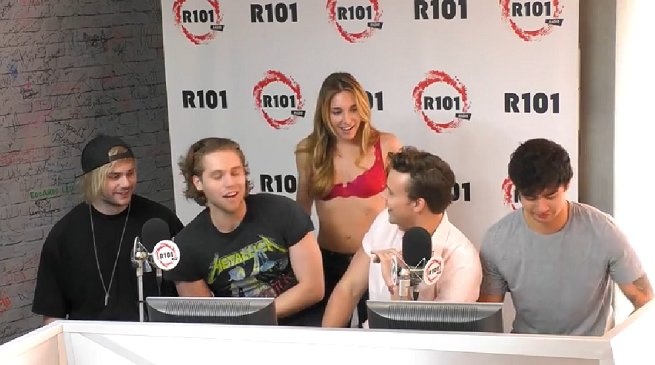 R101, Lucilla Agosti si spoglia durante un’intervista ai 5SOS, fan in rivolta (video)