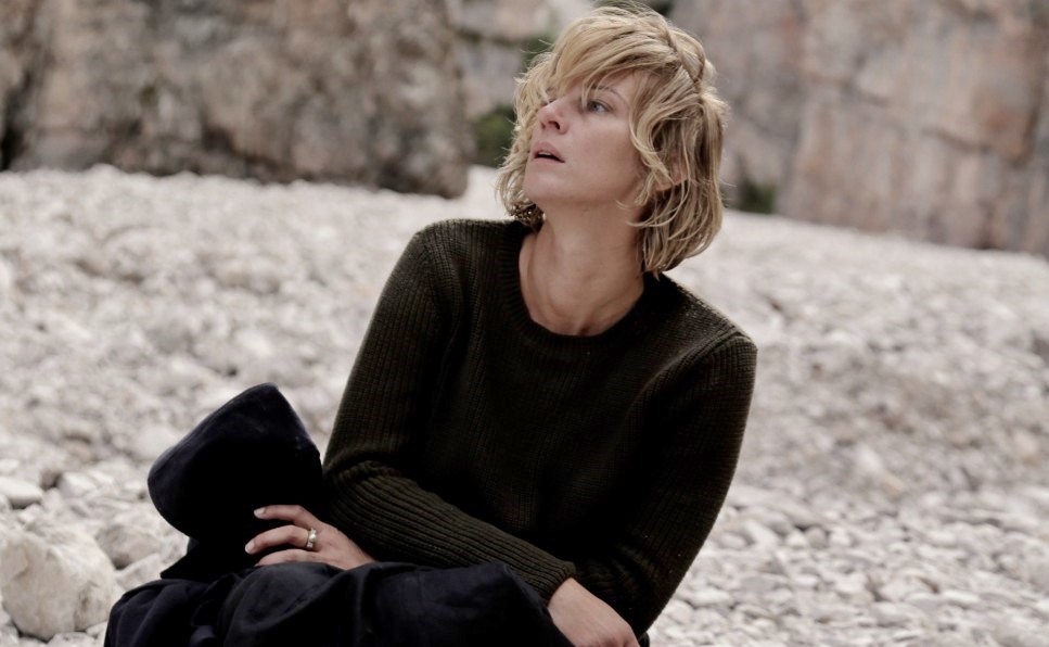 Parlami di Lucy: trailer italiano e poster del dramma psicologico di Giuseppe Petitto