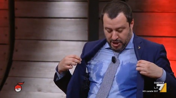 A DiMartedì fa troppo caldo. Salvini suda sette camicie. Floris: “Tanto ha chi gliele stira”