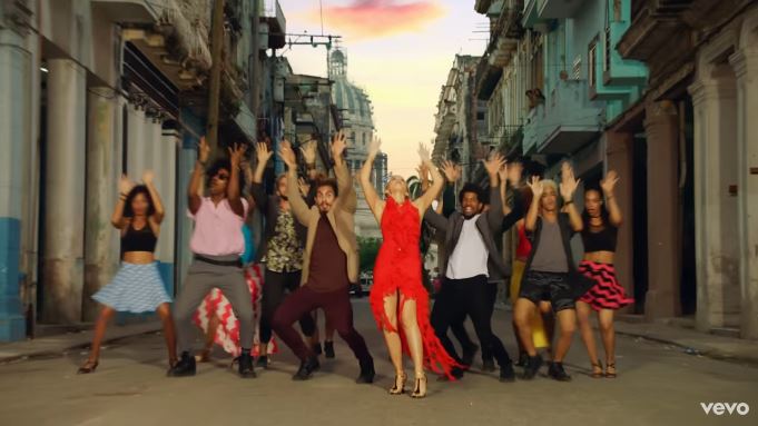 Kylie Minogue – Stop Me from Falling feat. Gente De Zona: testo, traduzione e video ufficiale