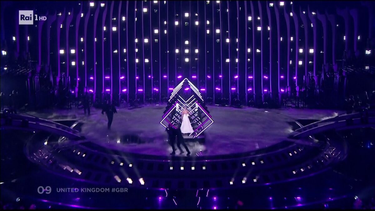 Invasione di palco dell’ESC 2018: un uomo ruba il microfono alla cantante UK