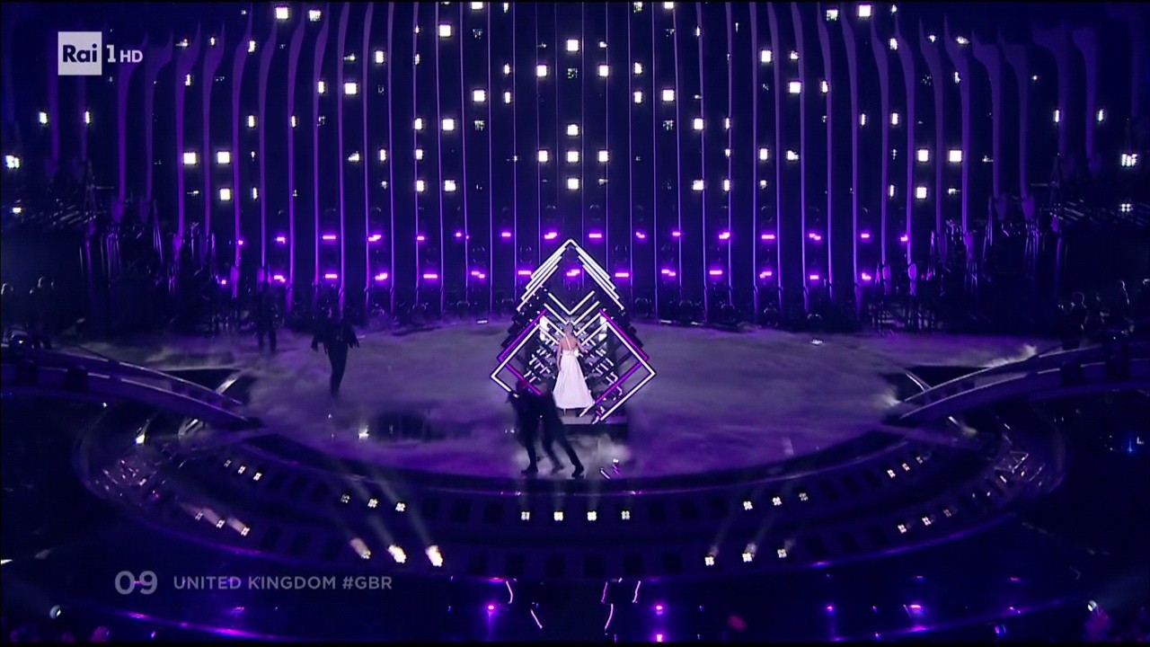 Invasione di palco dell’ESC 2018: un uomo ruba il microfono alla cantante UK