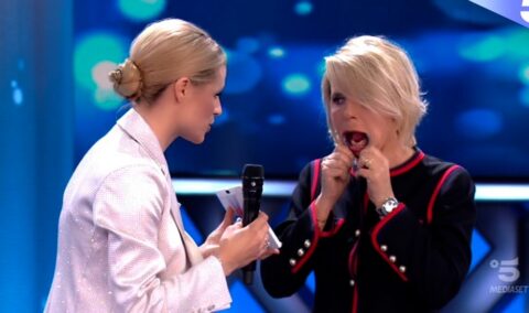Vuoi scommettere?, Canale 5 torna allo show garbato per la famiglia. Hunziker conduttrice ‘supportata’, peccato il frettoloso tributo a Frizzi