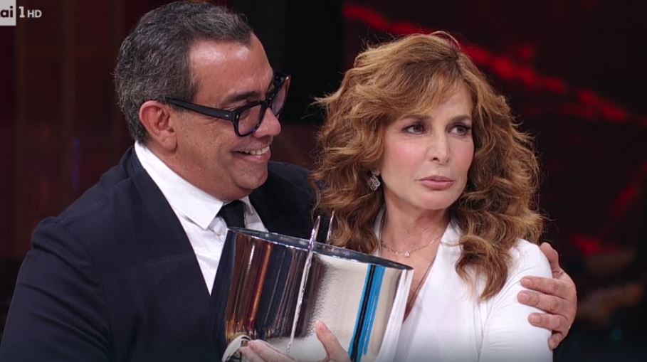 Ballando con le stelle 2018, Giuliana De Sio premiata con la coppa per “il percorso più eroico fatto a Ballando”