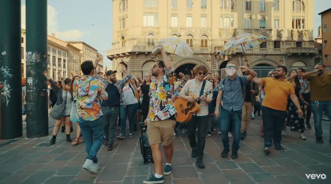 Lo Stato Sociale – Facile: testo e video (Regaz Version)