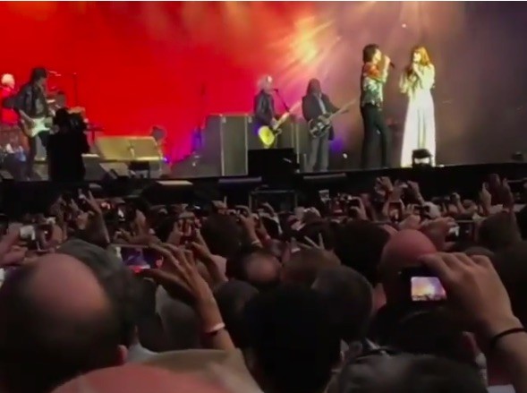 Florence & The Machine aprono il concerto dei Rolling Stones a Londra: ecco il video dell’esibizione di Wild Horses