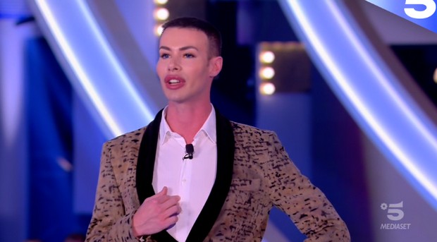 Grande Fratello 15, Angelo Sanzio “sbrocca” in diretta contro Simone Coccia: “Faccia di m*rda!” (Video)