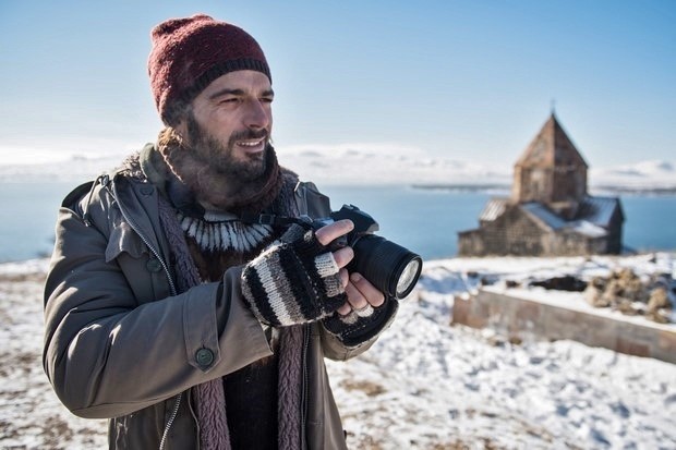 Hotel Gagarin: nuove clip del film con Claudio Amendola e Luca Argentero