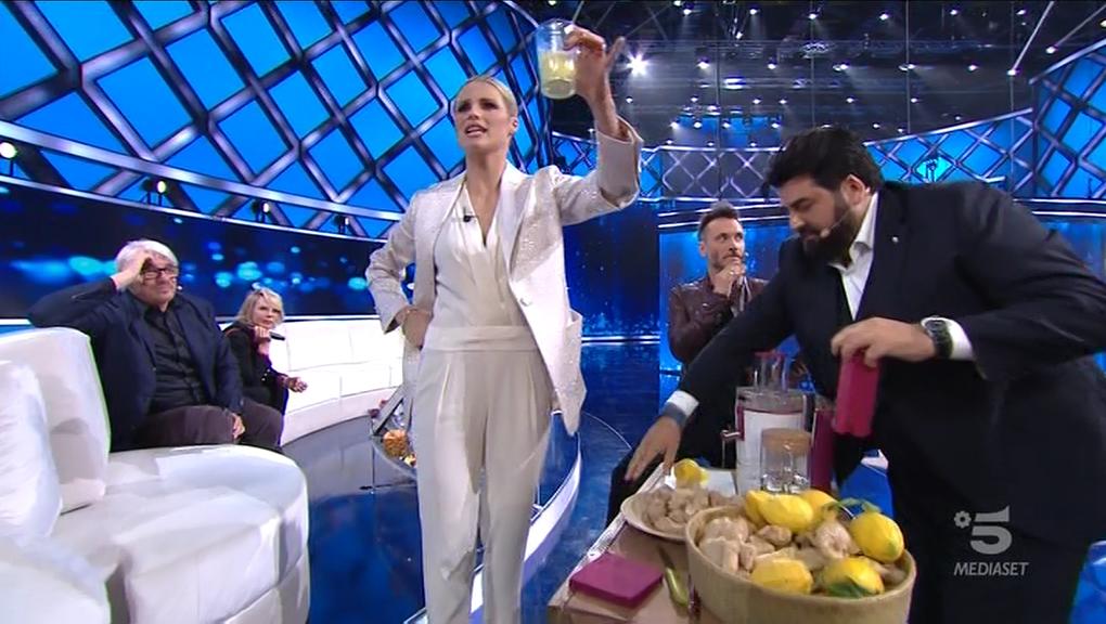 Vuoi scommettere? Michelle Hunziker scivola (video)