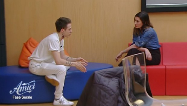 Amici 17, Irama incontra la sua vecchia casa discografica: “Mi hanno detto ‘Se fallisci, non è un problema mio'”
