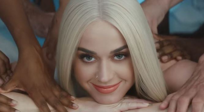Katy Perry manda un ramo d’ulivo a Taylor Swift in segno di pace [video]