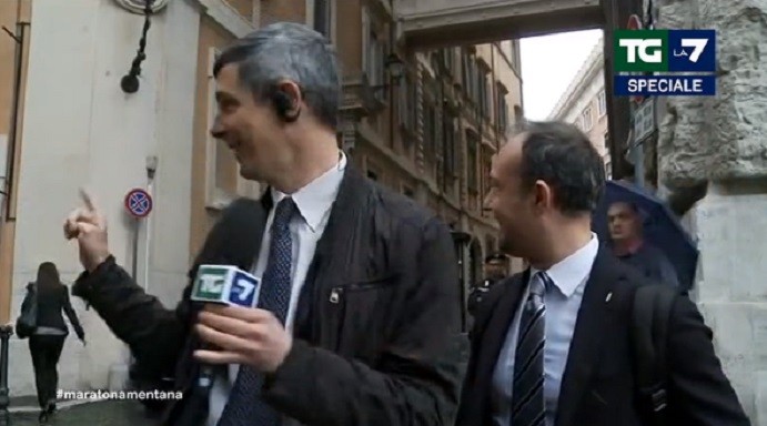Paolo Celata come Pif. A Maratona Mentana va in scena l’intervista interrotta (Video)