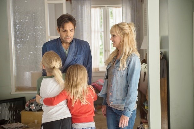 Overboard: foto e poster del remake di “Una coppia alla deriva”