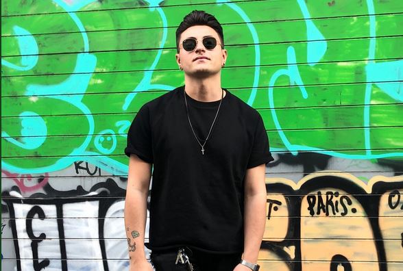Virginio, nuovo singolo in arrivo? E su Twitter intona Hallelujah [video]