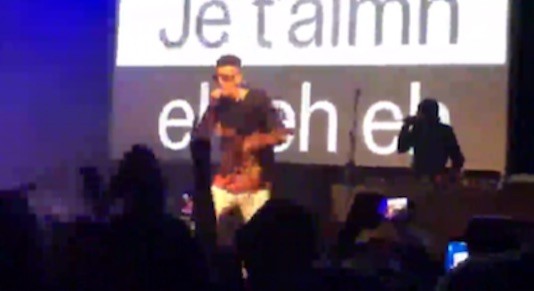 Young Signorino: un fan gli lancia un bicchiere in concerto a Padova, lui risponde “per le rime” (VIDEO)