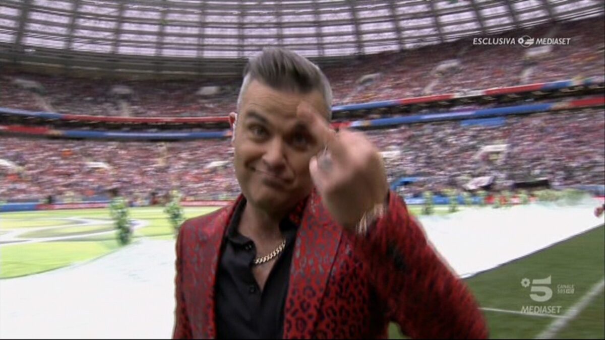 Mondiali 2018, Robbie Williams fa il dito alla cerimonia d’apertura più brutta e inutile della storia della tv
